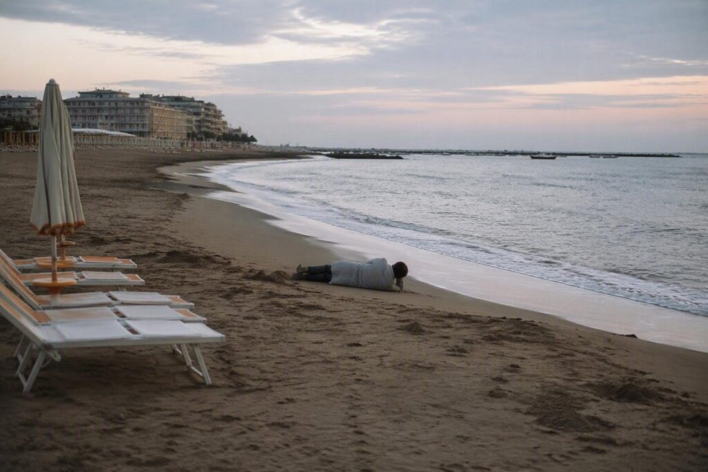 Malore fatale a Caorle: 77enne slovacco perde la vita sulla spiaggia di Ponente