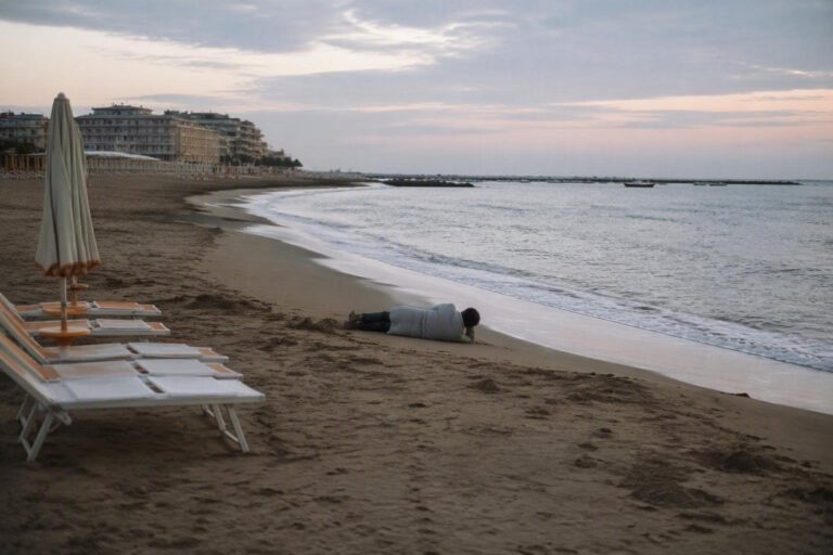 Malore fatale a Caorle: 77enne slovacco perde la vita sulla spiaggia di Ponente
