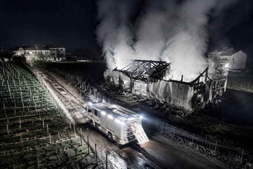 Rogo a Chioggia: le fiamme divorano un deposito agricolo in Val da Rio