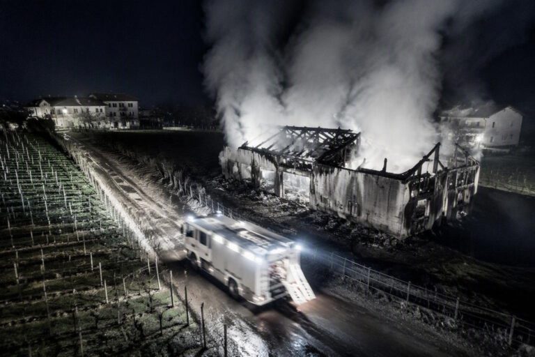 Rogo a Chioggia: le fiamme divorano un deposito agricolo in Val da Rio
