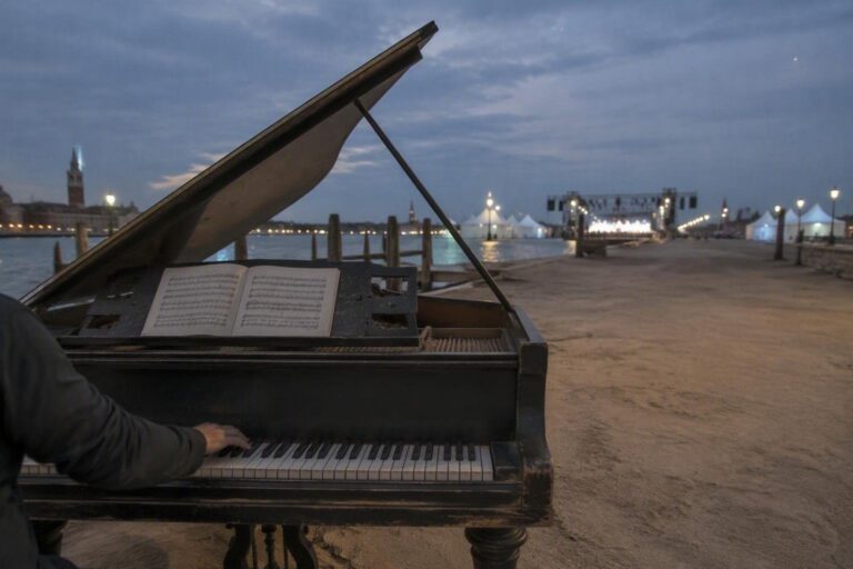 URANICA in concerto a Sottomarina: 20 musicisti per 90 minuti di hit rilette in chiave orchestrale