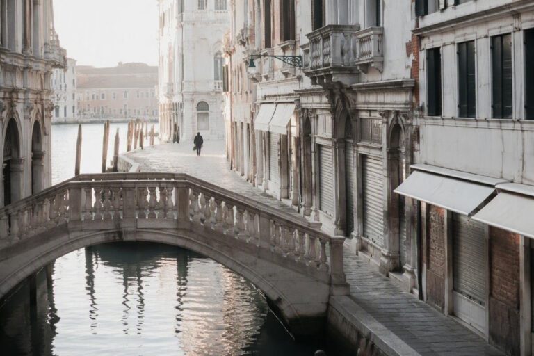 Crisi commerciale a Venezia: le Mercerie tra affitti insostenibili e negozi chiusi