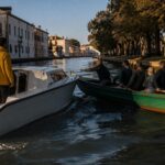 Incidente nautico a Venezia: giovane in rianimazione dopo collisione nel canale di Tessera