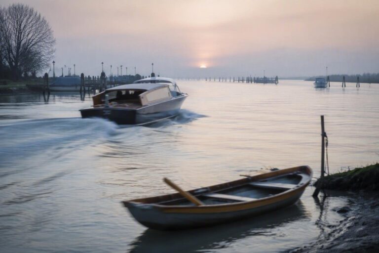 Incidente nautico a Venezia: pescatore muore, moglie dispersa nella laguna