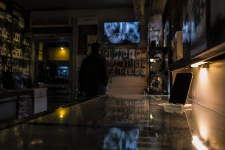 Jesolo: smartphone di ultima generazione rubato in negozio, il titolare chiede aiuto sui social