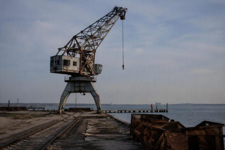Operazioni logistiche a Chioggia: disagi per la raccolta rifiuti durante il trasferimento della gru