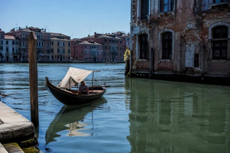 Vela a Venezia: spot, scuole e regole da conoscere