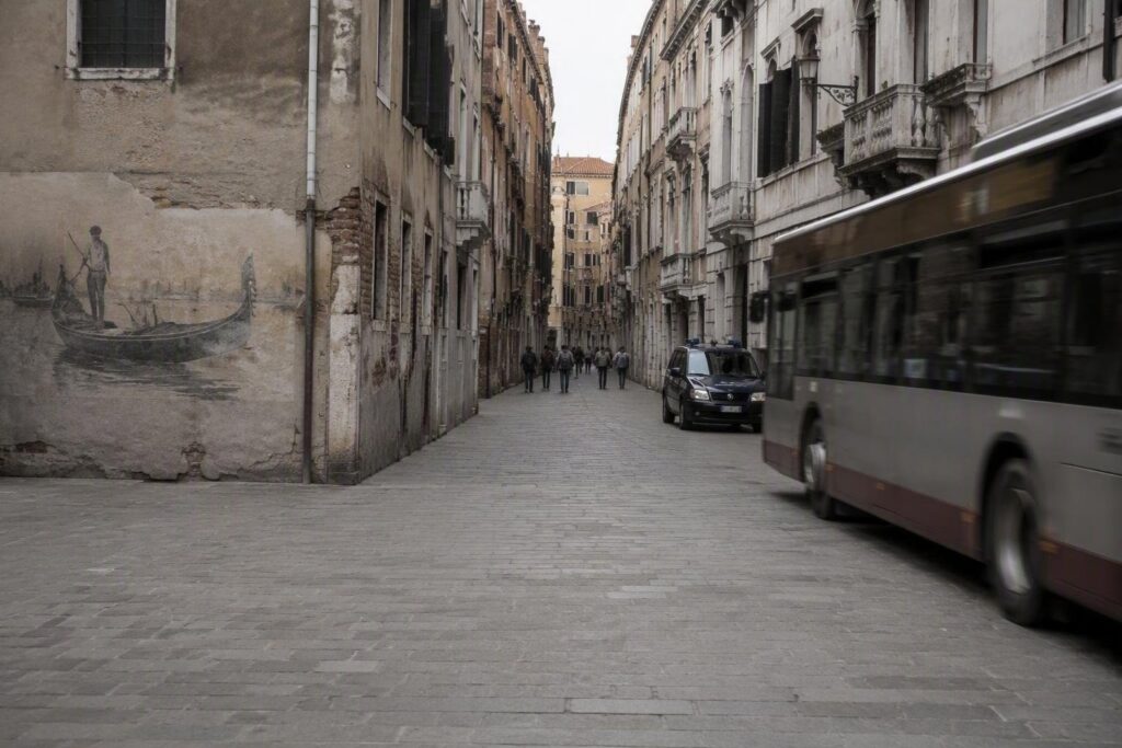 Violento linciaggio a Strada Nova: la vittima è una veneziana