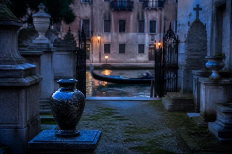 Pet cremated: nuove norme per urne nei cimiteri di Venezia