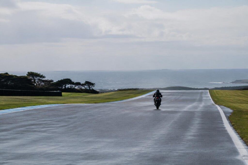Quattro Aprilia in top 5 a Phillip Island: la strategia contro Marquez