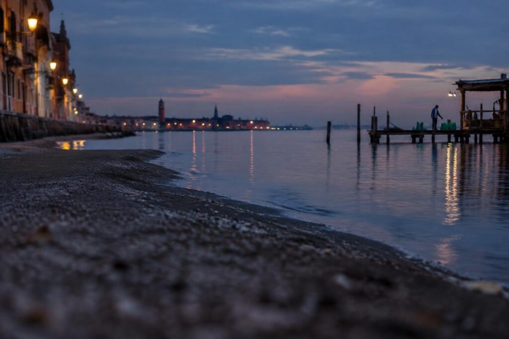 Studenti e volontari puliscono la spiaggia di Chioggia, 400 kg di rifiuti