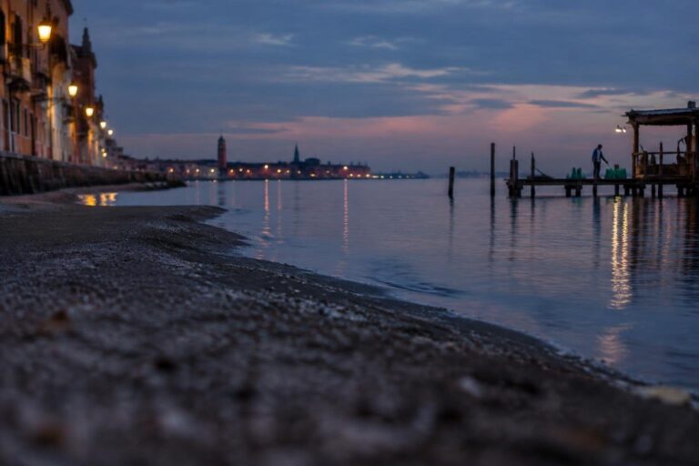 Studenti e volontari puliscono la spiaggia di Chioggia, 400 kg di rifiuti
