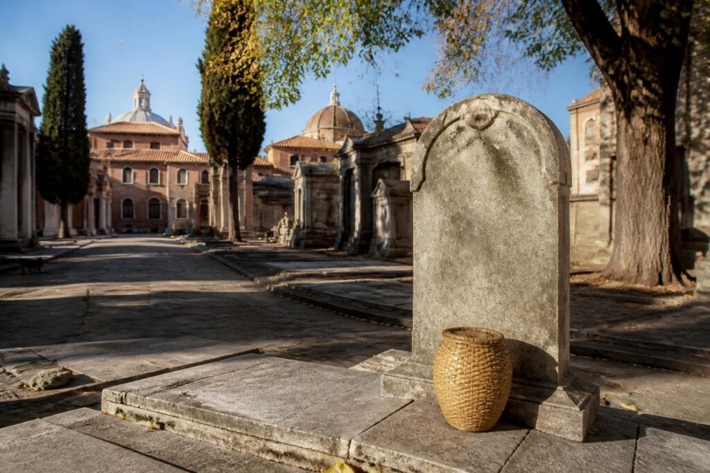 Venezia autorizza le urne cinerarie per cani e gatti vicino alle sepolture