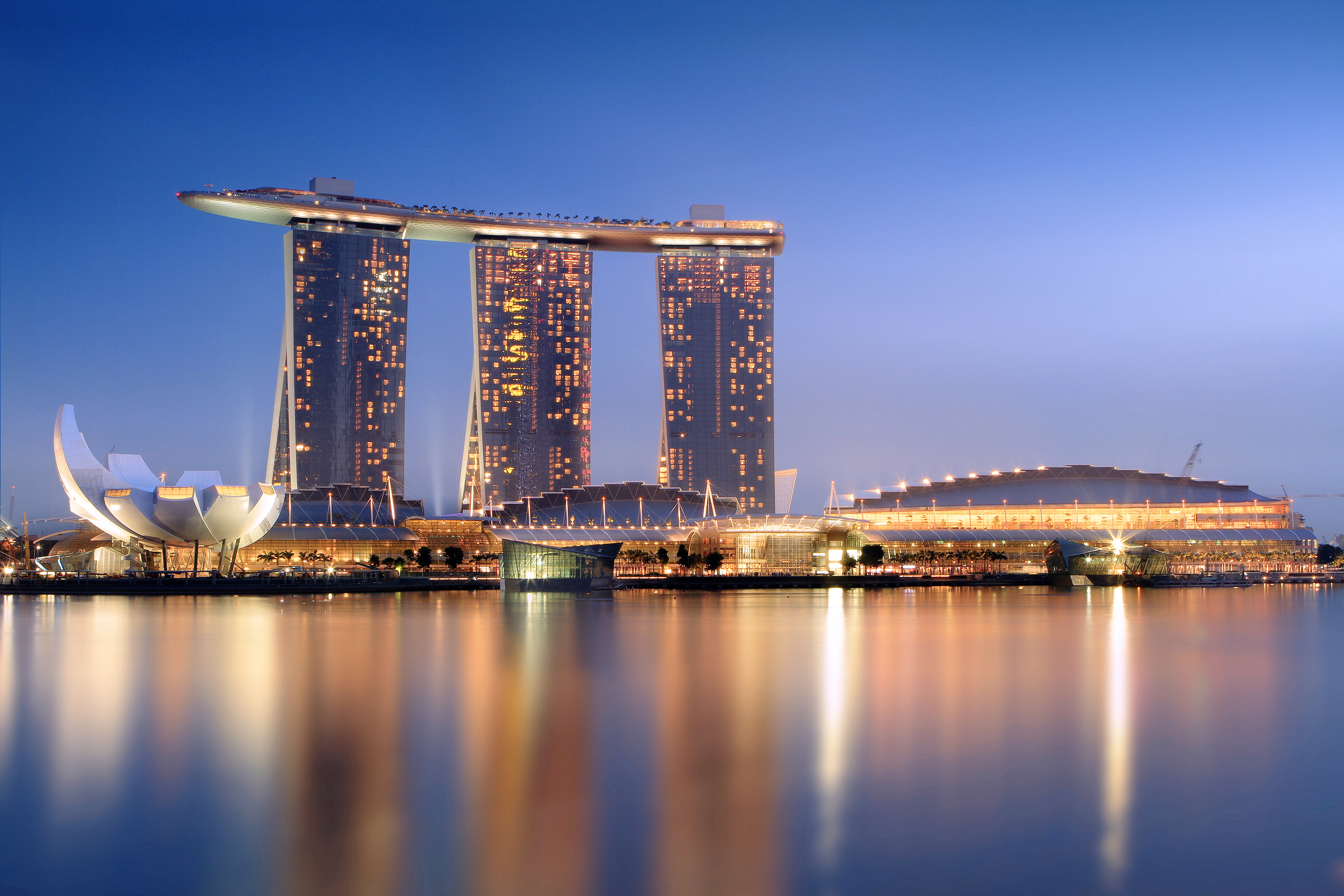 Marina Bay Sands in the evening   20101120
