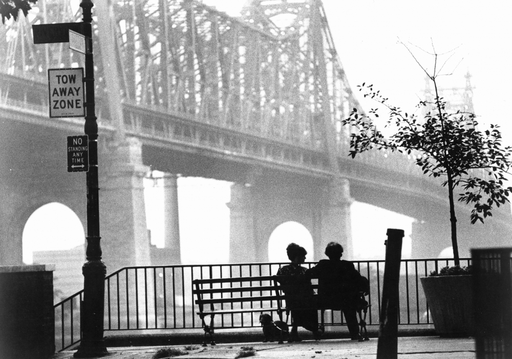 manhattan 1979 003 woody allen diane keaton silhouette bridge 00m krn