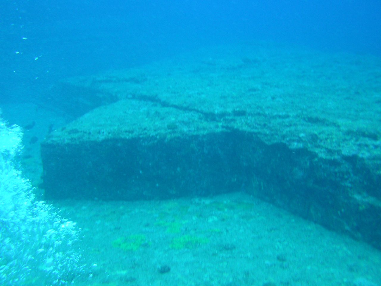 Piramide monolite sommersa nelle acque giapponesi