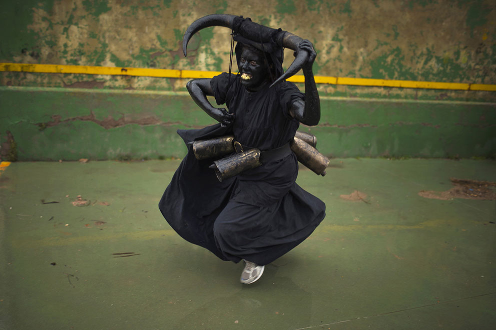 luzon spagna ap photo andres kudacki