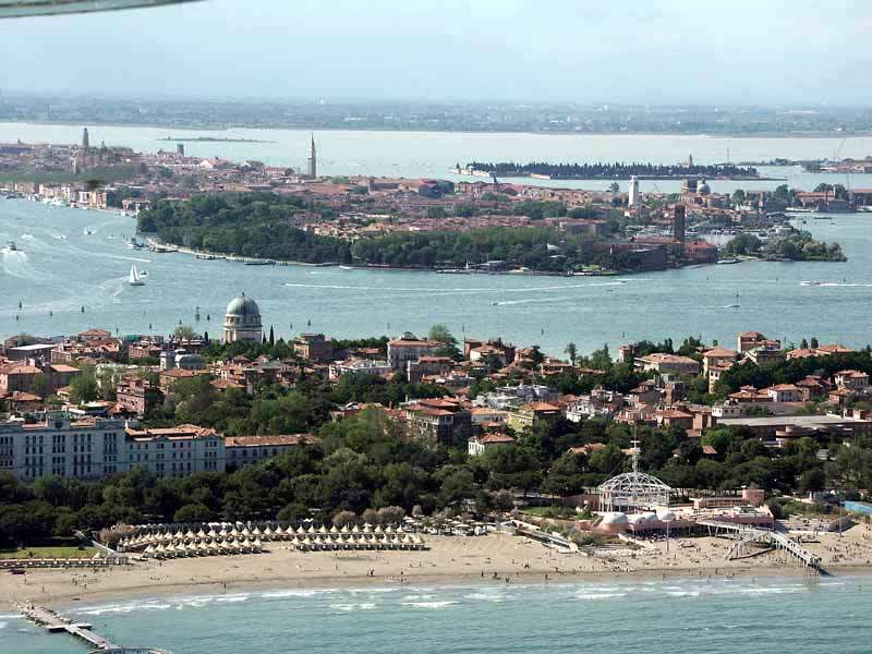 il lido e sullo sfondo venezia