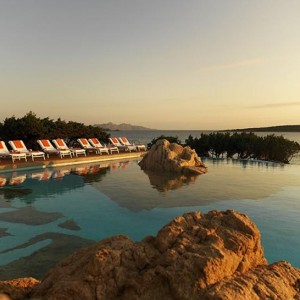 004147 04 outdoor pool with rocks