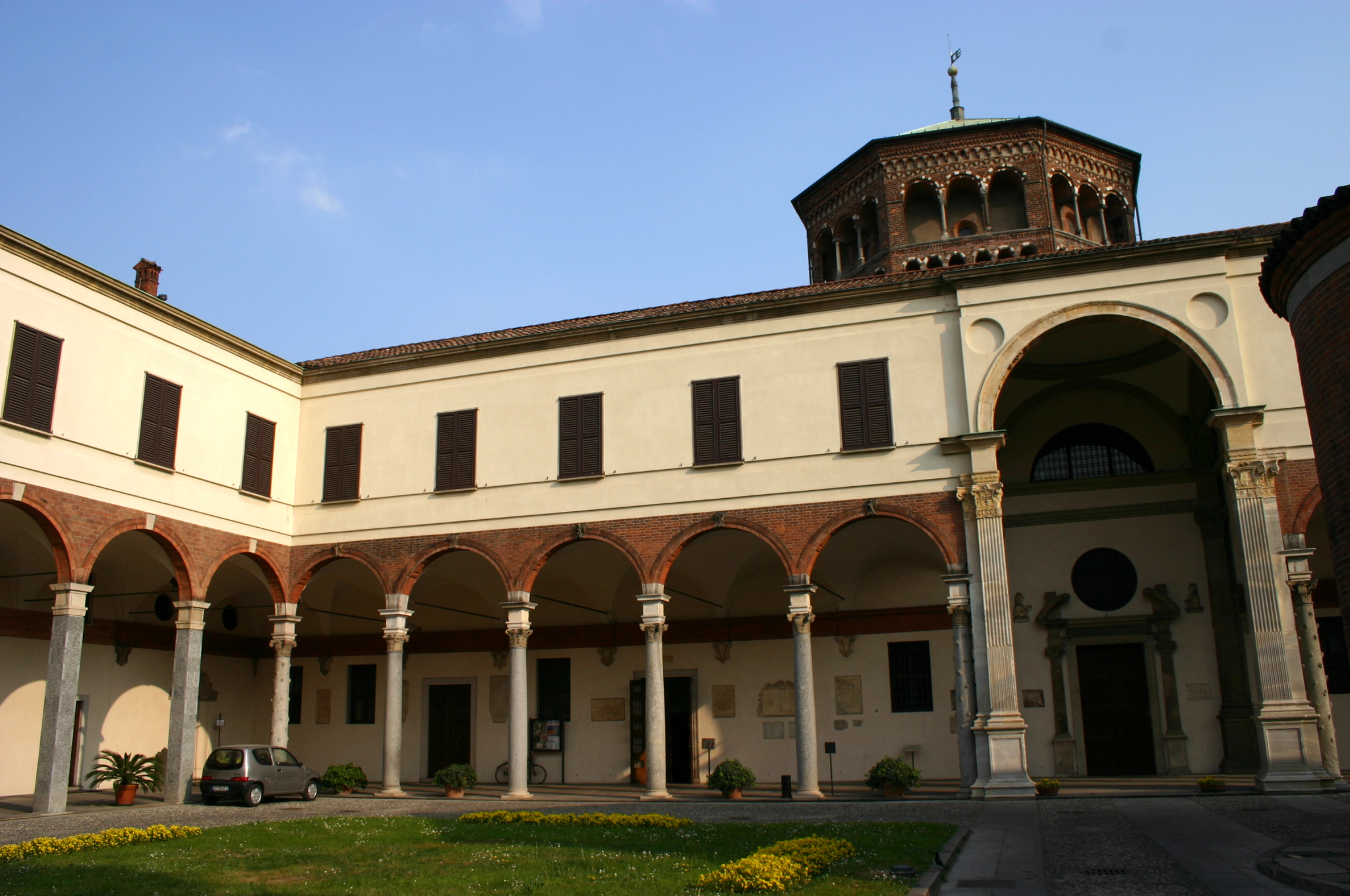0064   Milano   S. Ambrogio   Canonica   Portico del Bramante   Foto Giovanni DallOrto 25 Apr 2007