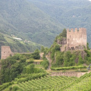 Lo sperone su cui sorge il Castello di Segonzano. Foto da Wikipedia.