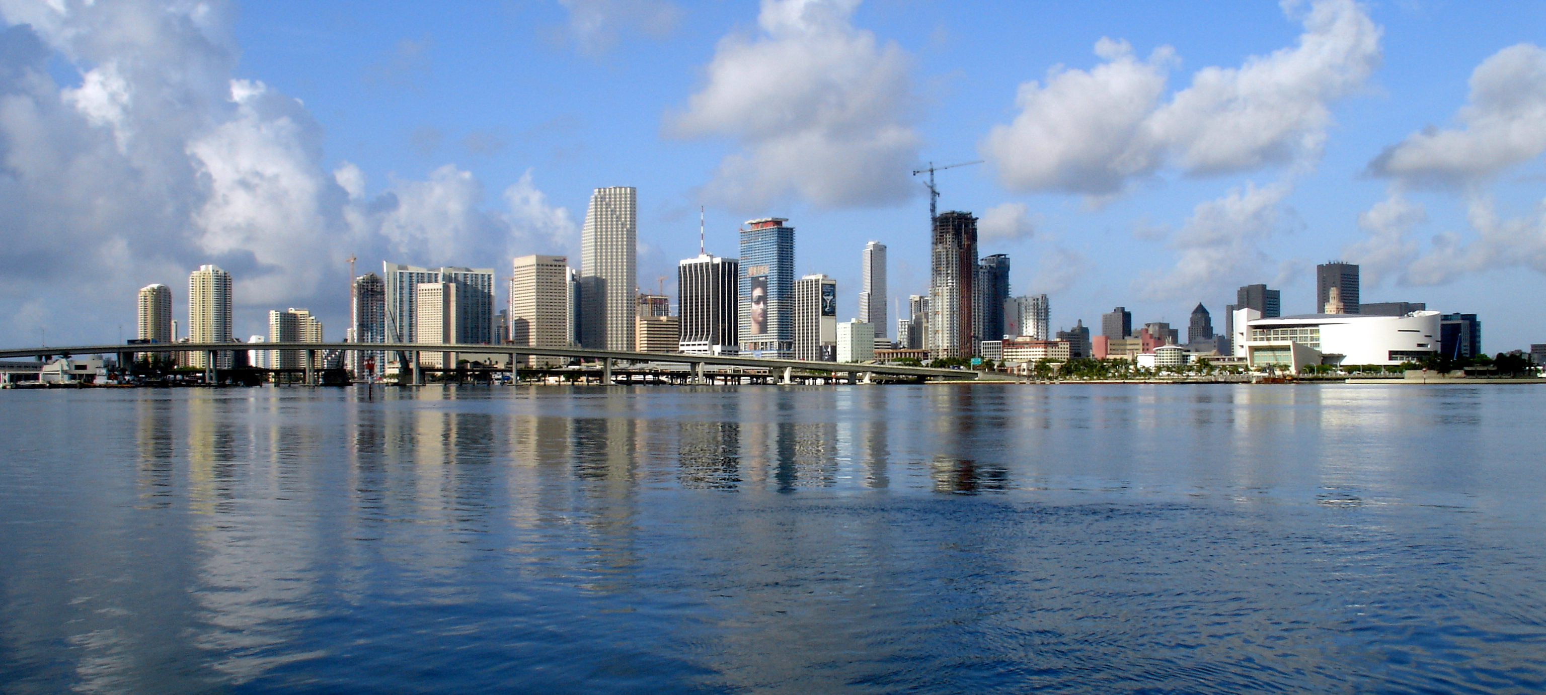 Miami skyline for wikipedia 07 11 2007 by tom schaefer miamitom