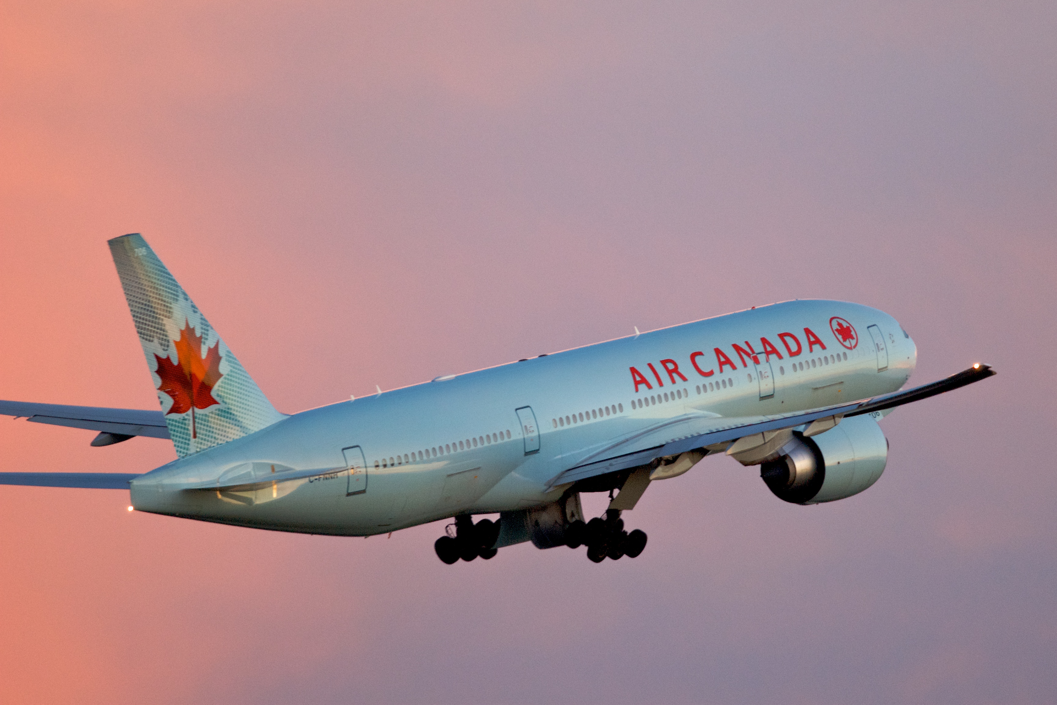 Air Canada Boeing 777 200LR Toronto takeoff