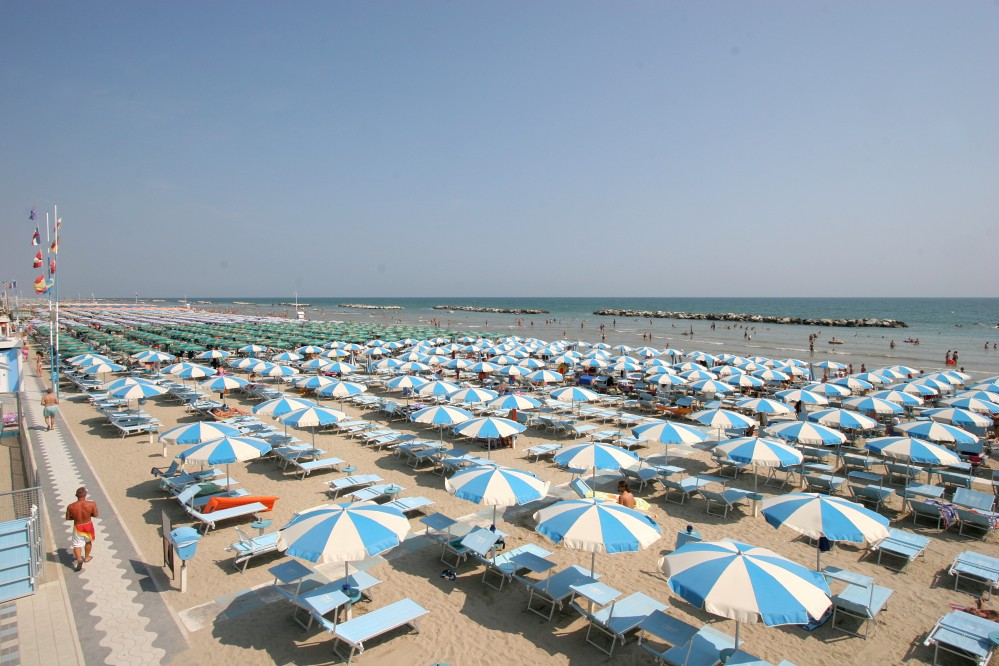 Costo ombrellone e sdraio spiaggia marina di massa