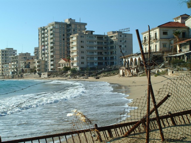 famagosta-citta-fantasma-Ghost-city-from-the-beach