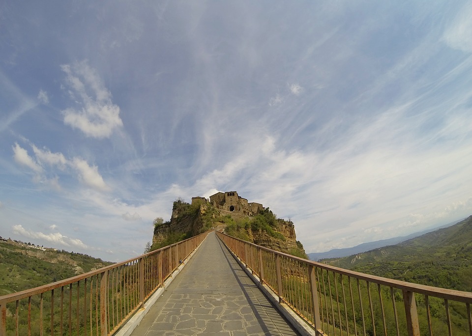 Ponte sospeso per raggiungere Civita di Bagnoregio