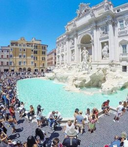 folla a Fontana di Trevi