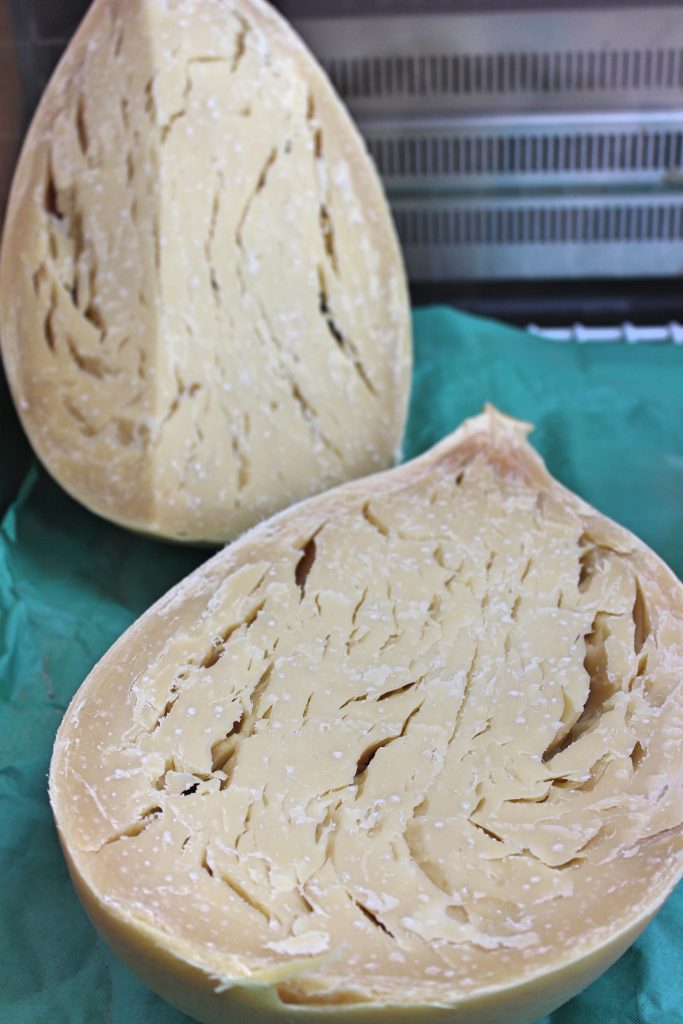 Caciocavallo prodotto al Caseificio Il Candile