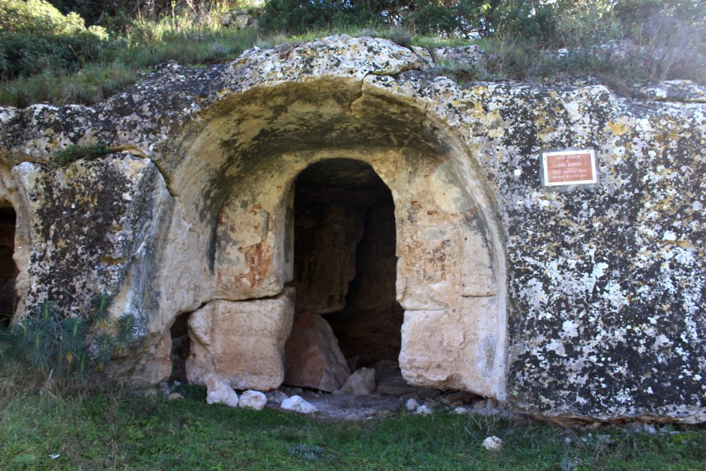 Ginosa, l'ingresso alla chiesa rupestre di Santa Barbara