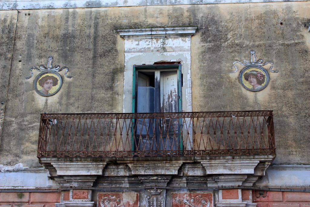 Ginosa, palazzo in Piazza dell'Orologio