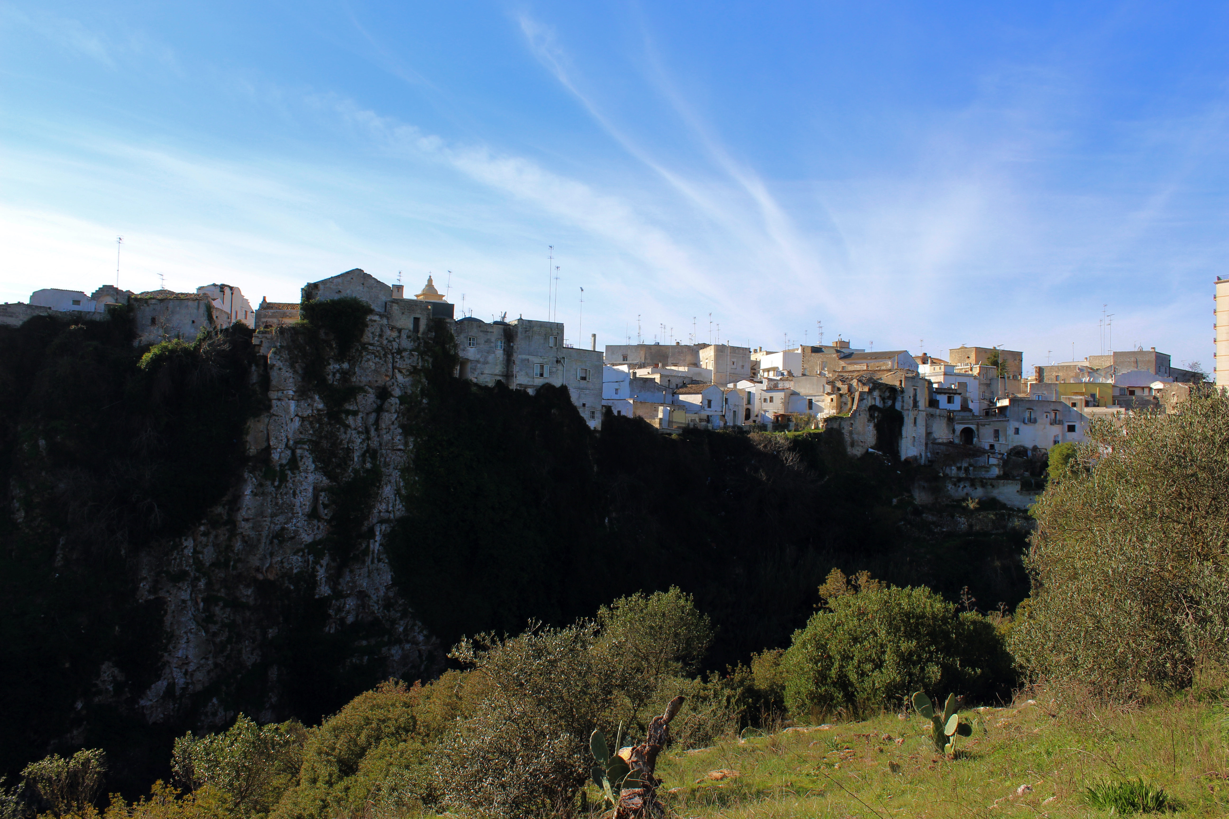 Laterza, case costruite a ridosso della gravina