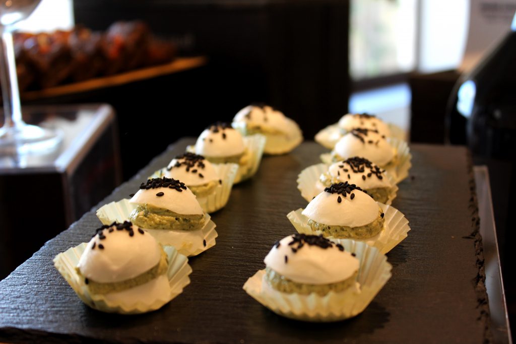 Macarons salati con mozzarella e pesto di basilico alla Masseria Amastuola