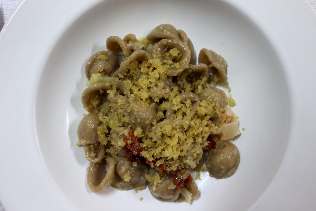 Orecchiette al grano arso con cavolfiore, pomodori secchi e mollica fritta in olio evo