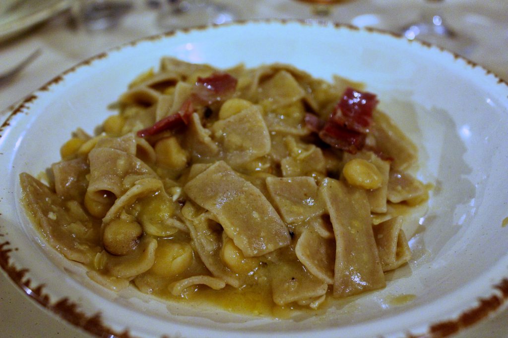 Pasta con cicerchie e pancetta