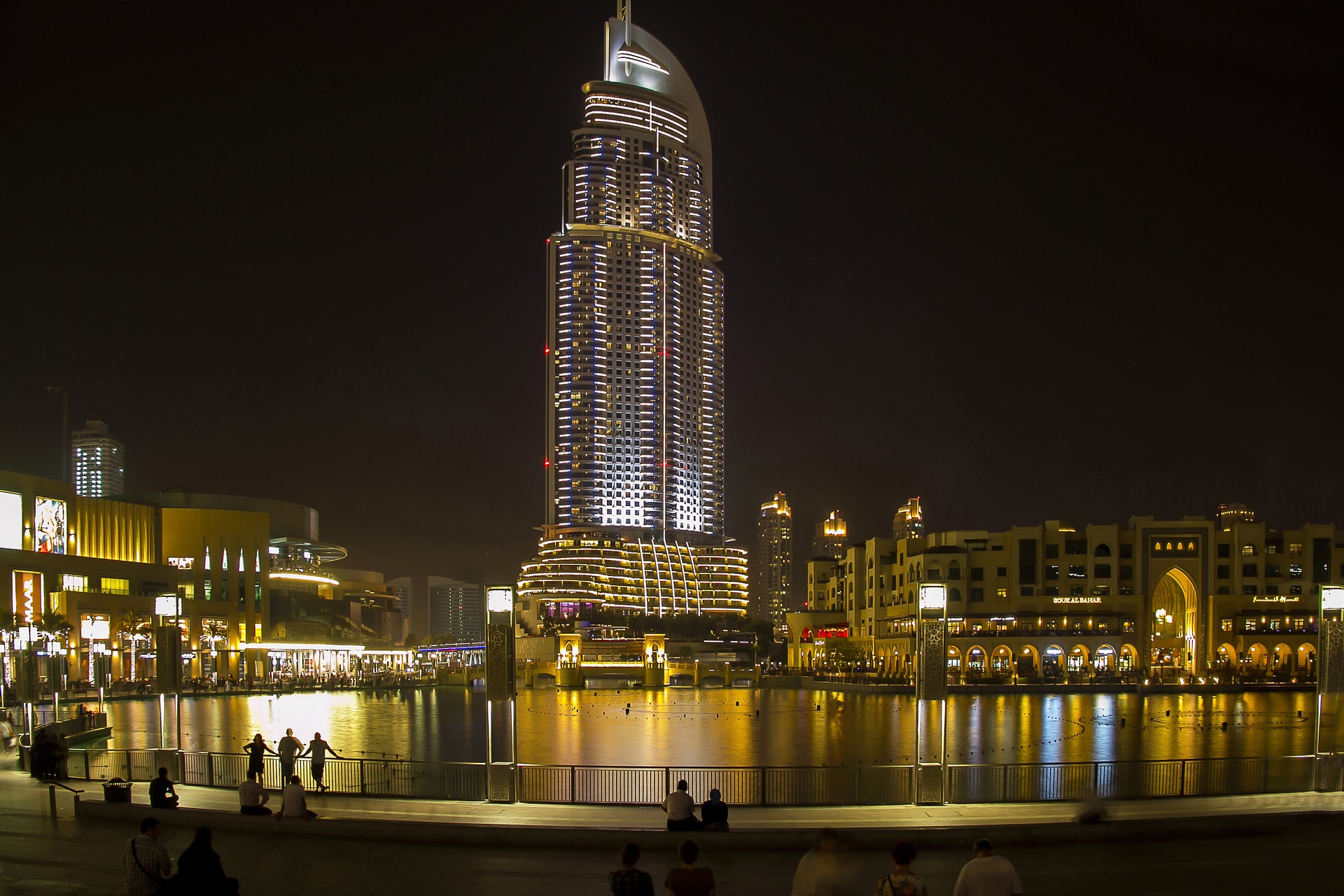Emirati Arabi, arriva il treno che collega Dubai ad Abu Dhabi
