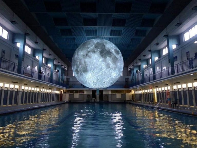 milano nuotare sotto la luna