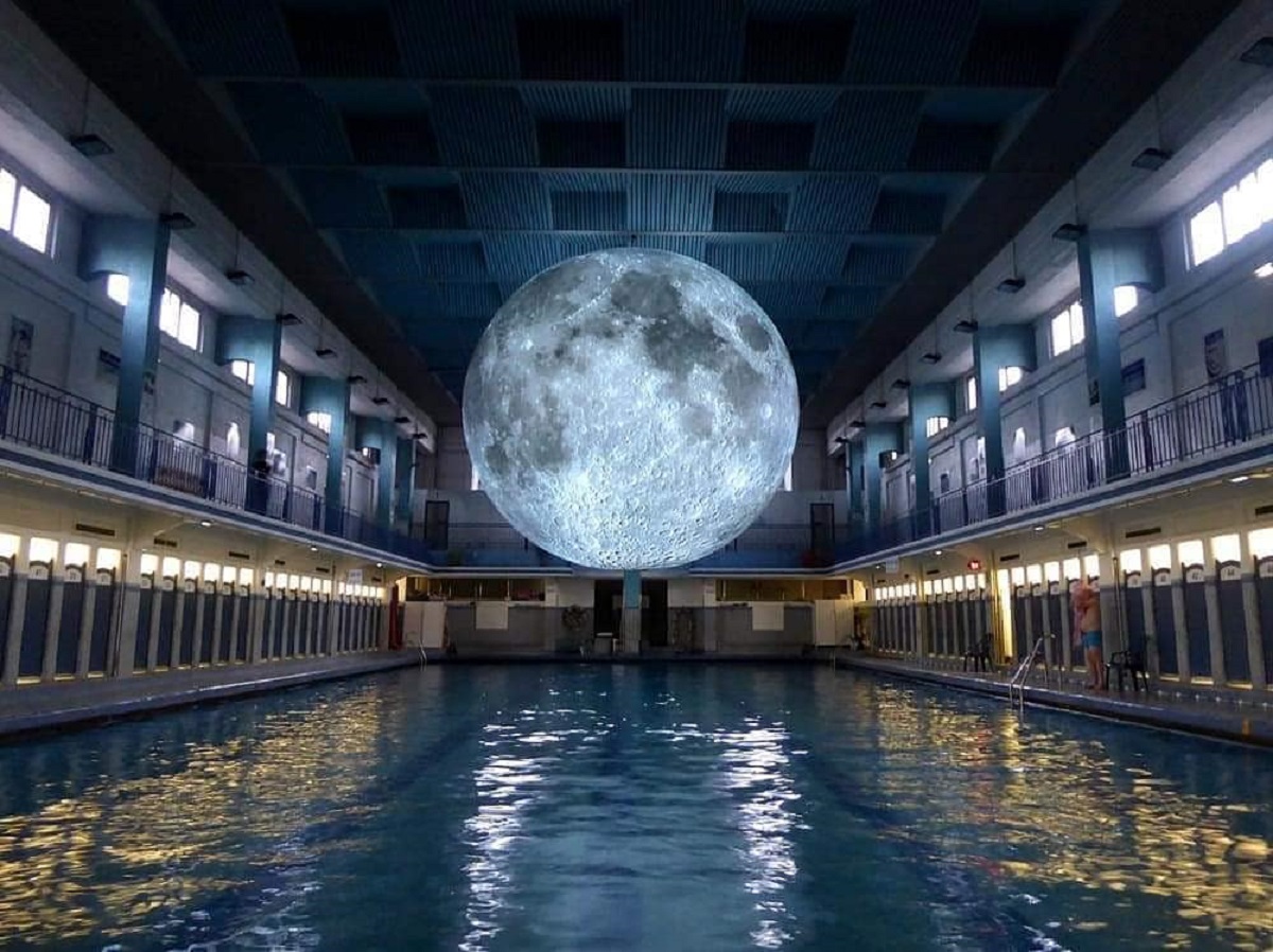 milano nuotare sotto la luna