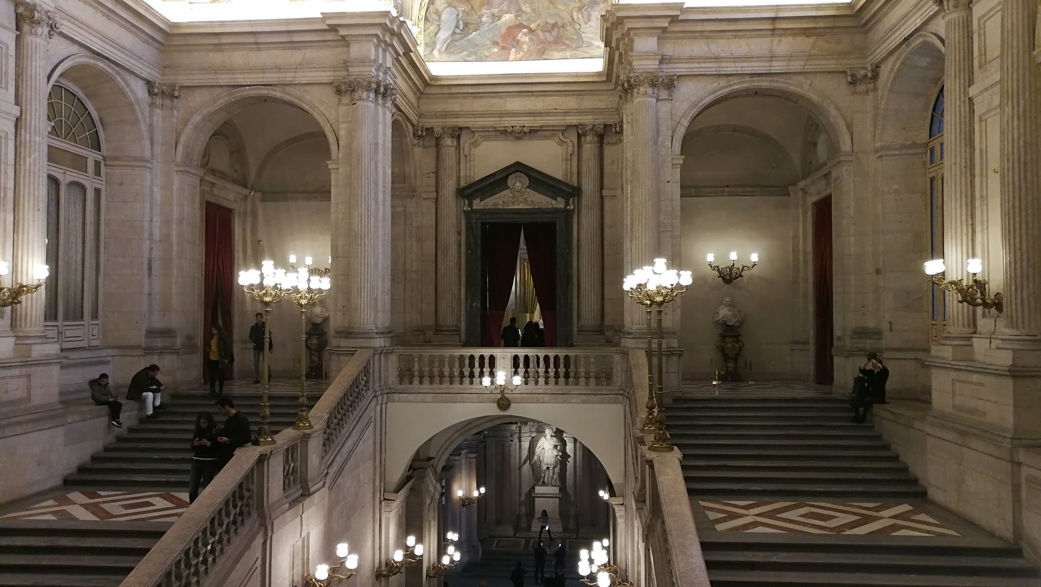 interno palazzo reale madrid