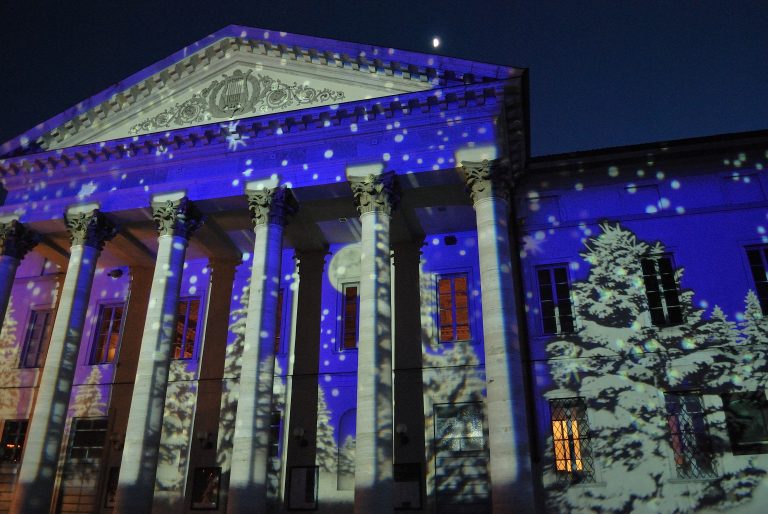 Como illuminata per Natale