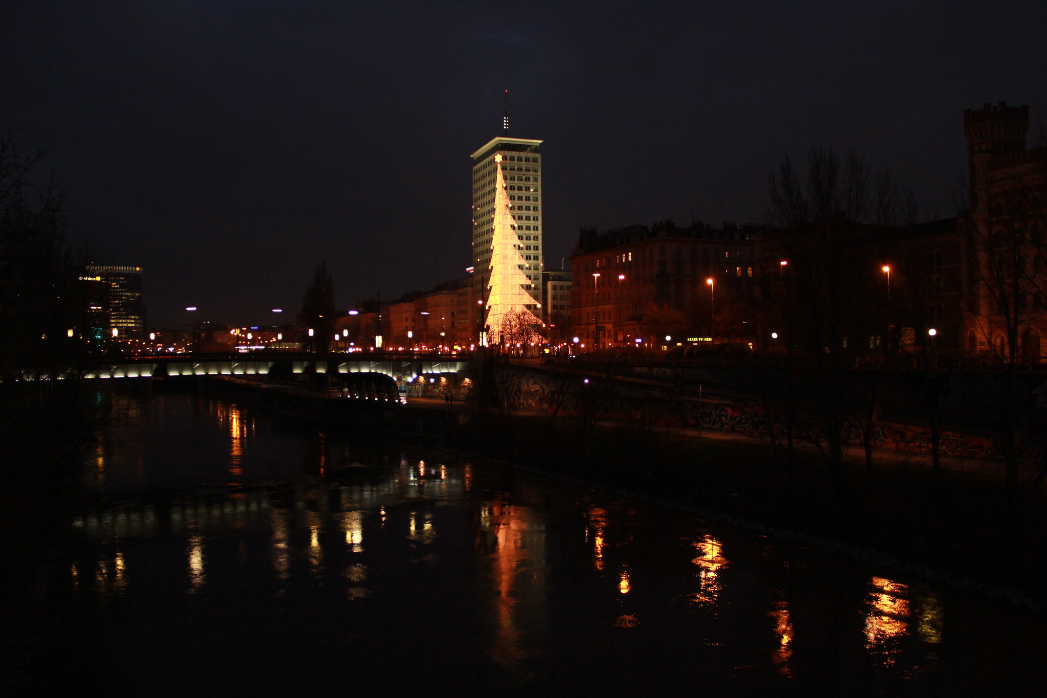 Cena di capodanno sul Danubio a Vienna