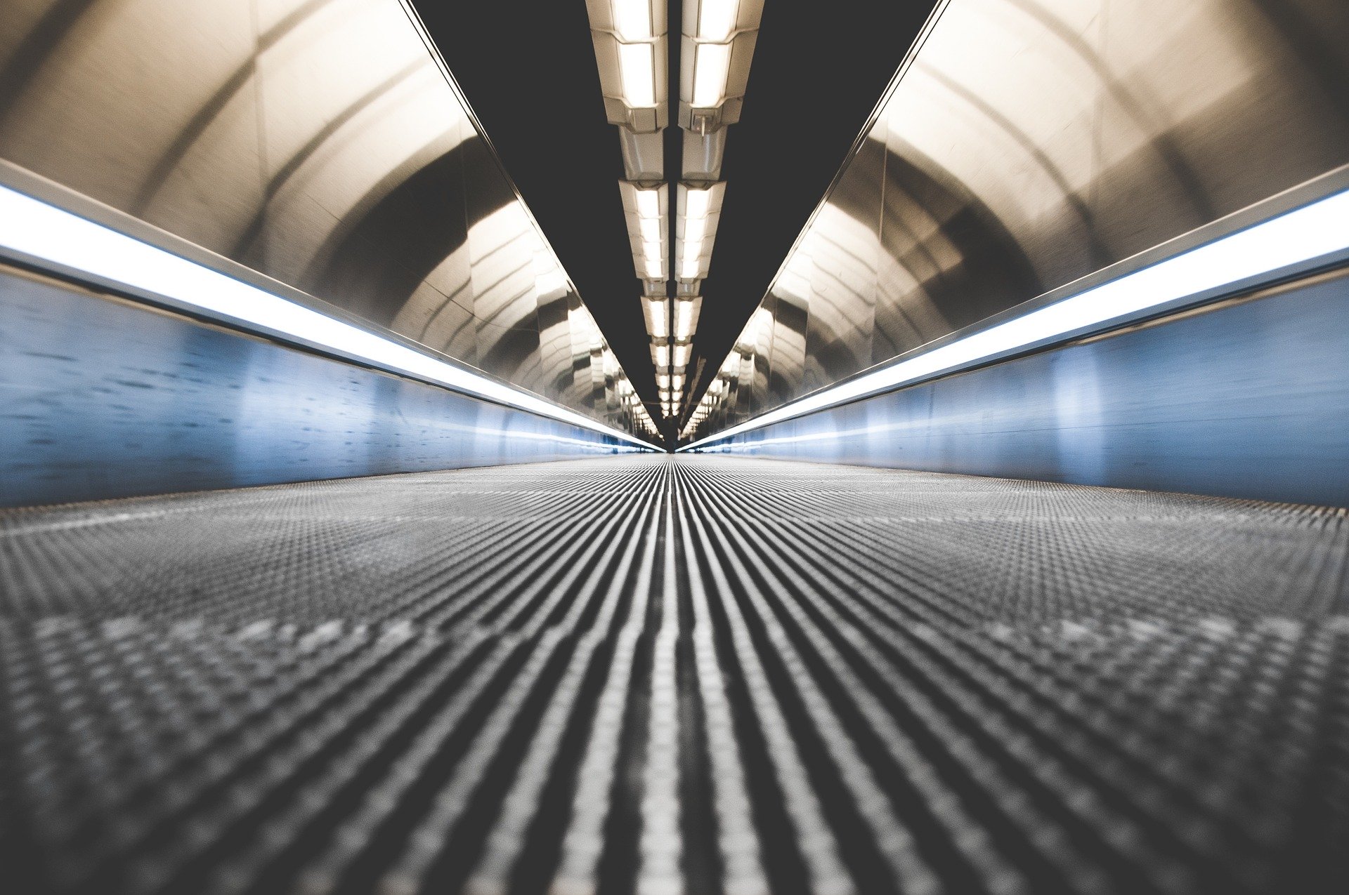 Bari tunnel luminoso: