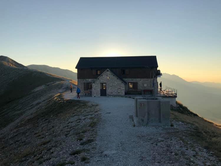 Rifugio duca degli abruzzi sul gran sasso: com'è in inveno, tute le curiosità