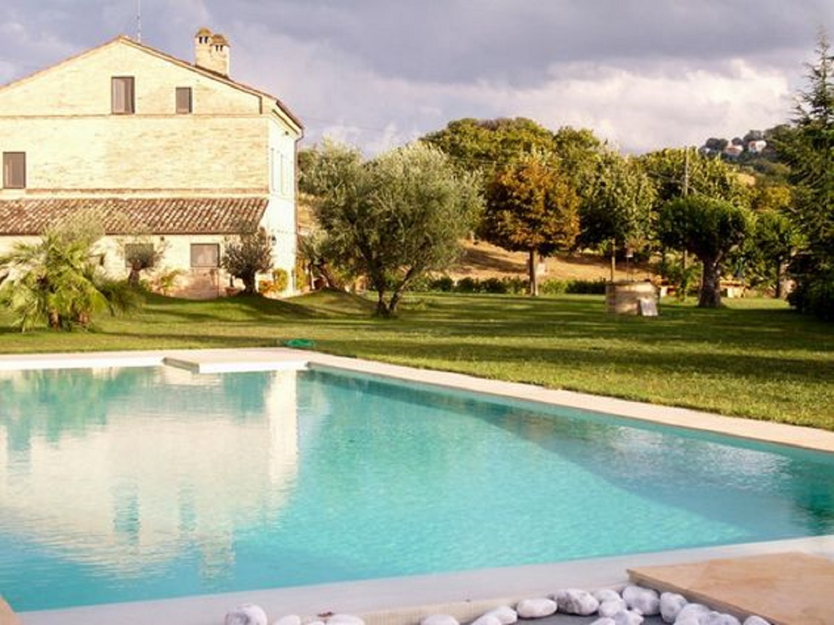 Affitto villa con piscina marche