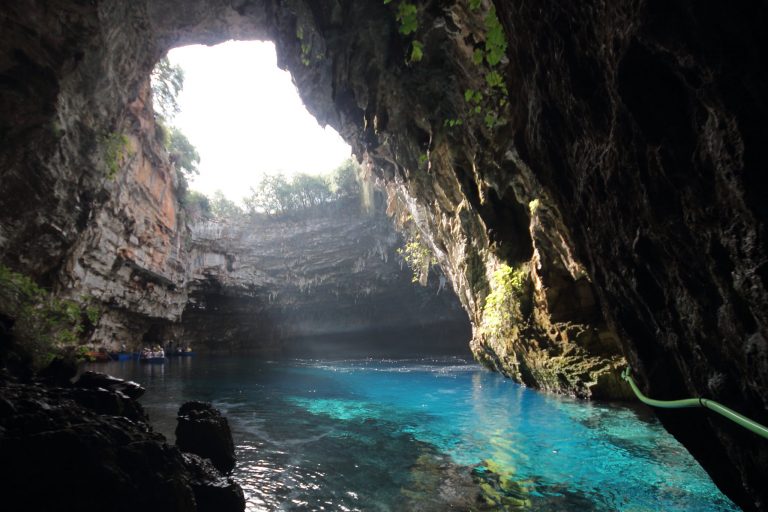 grotta di melissani, grecia