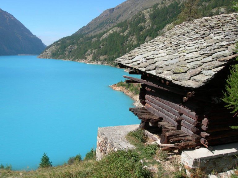 Lago di Place Moulin sentiero