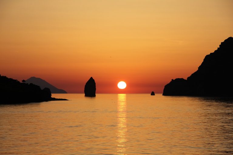 viaggio in catamarano isole eolie